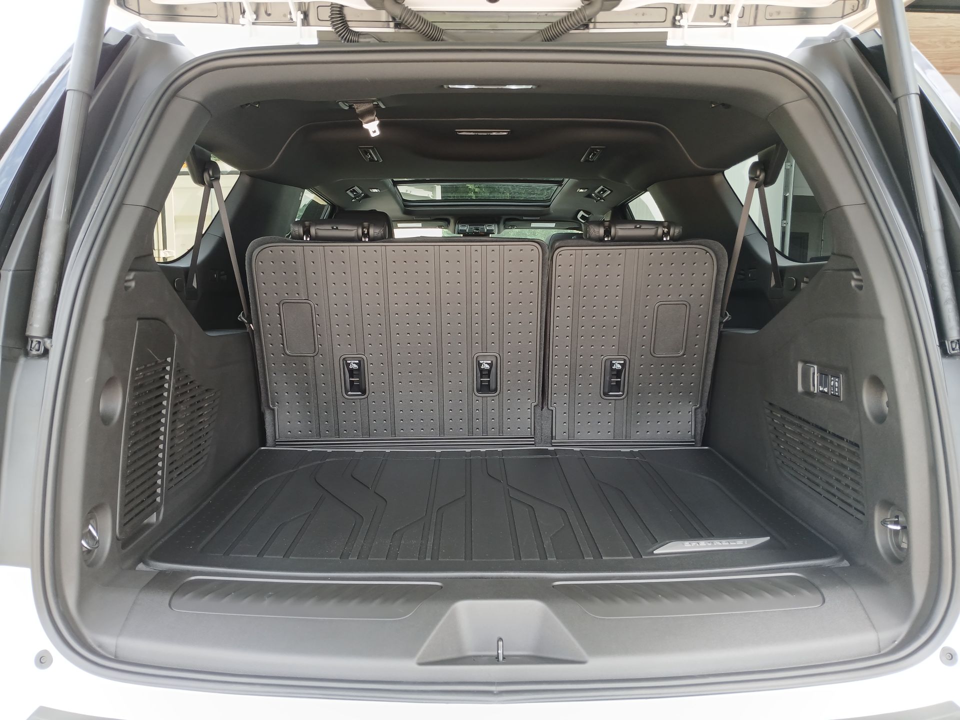 2025 Chevrolet Suburban LT photo 26