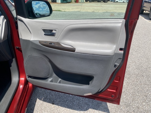 2020 Toyota Sienna XLE photo 11