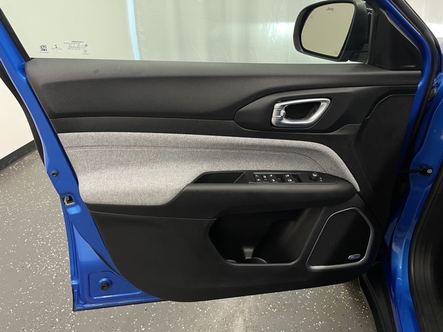 2022 Jeep Compass Latitude Lux photo 9