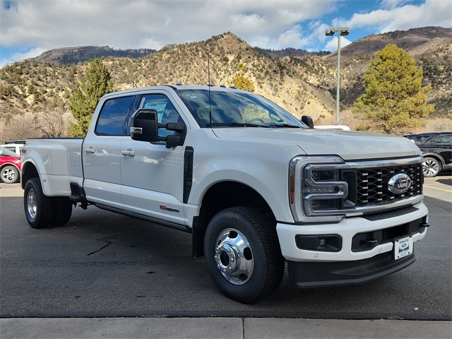 2025 Ford F-350 Super Duty Platinum's photo