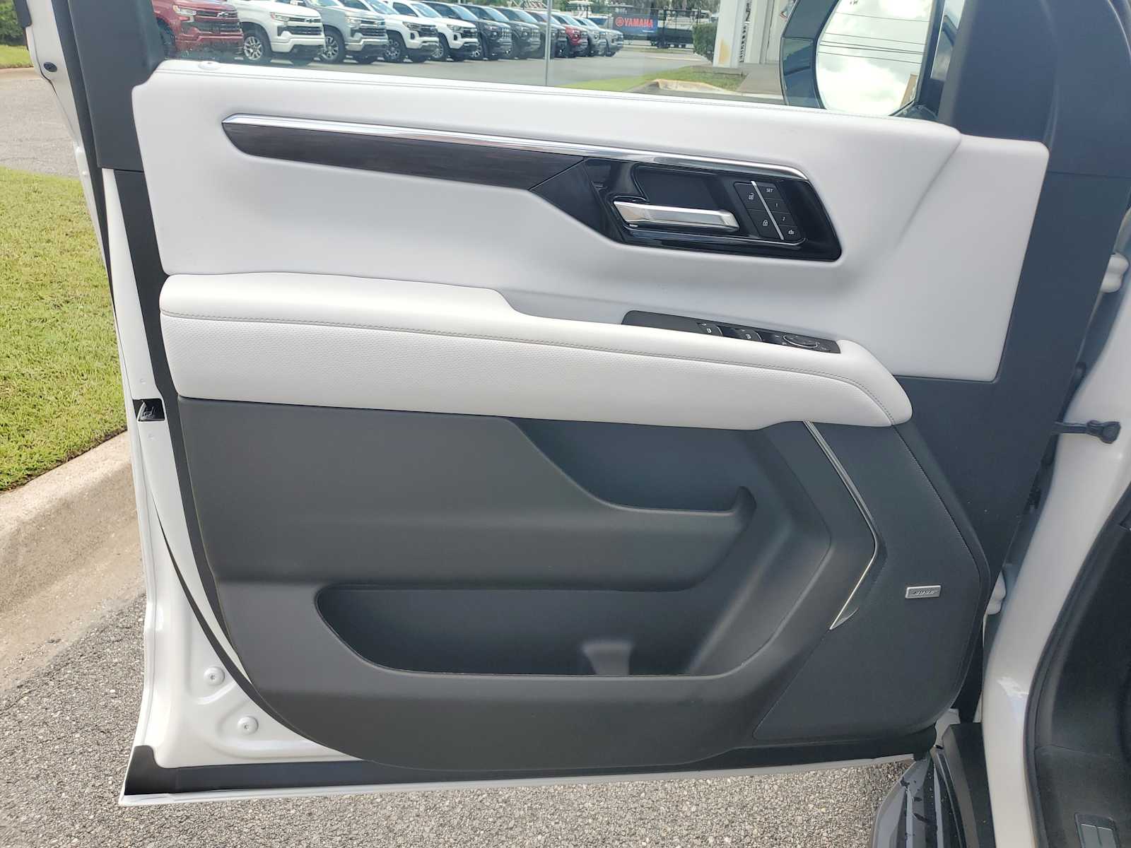 2025 Chevrolet Suburban Premier photo 15