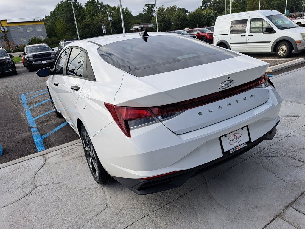 2023 Hyundai Elantra SEL Convenience photo 7