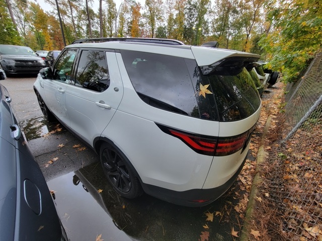 2024 Land Rover Discovery S photo 2