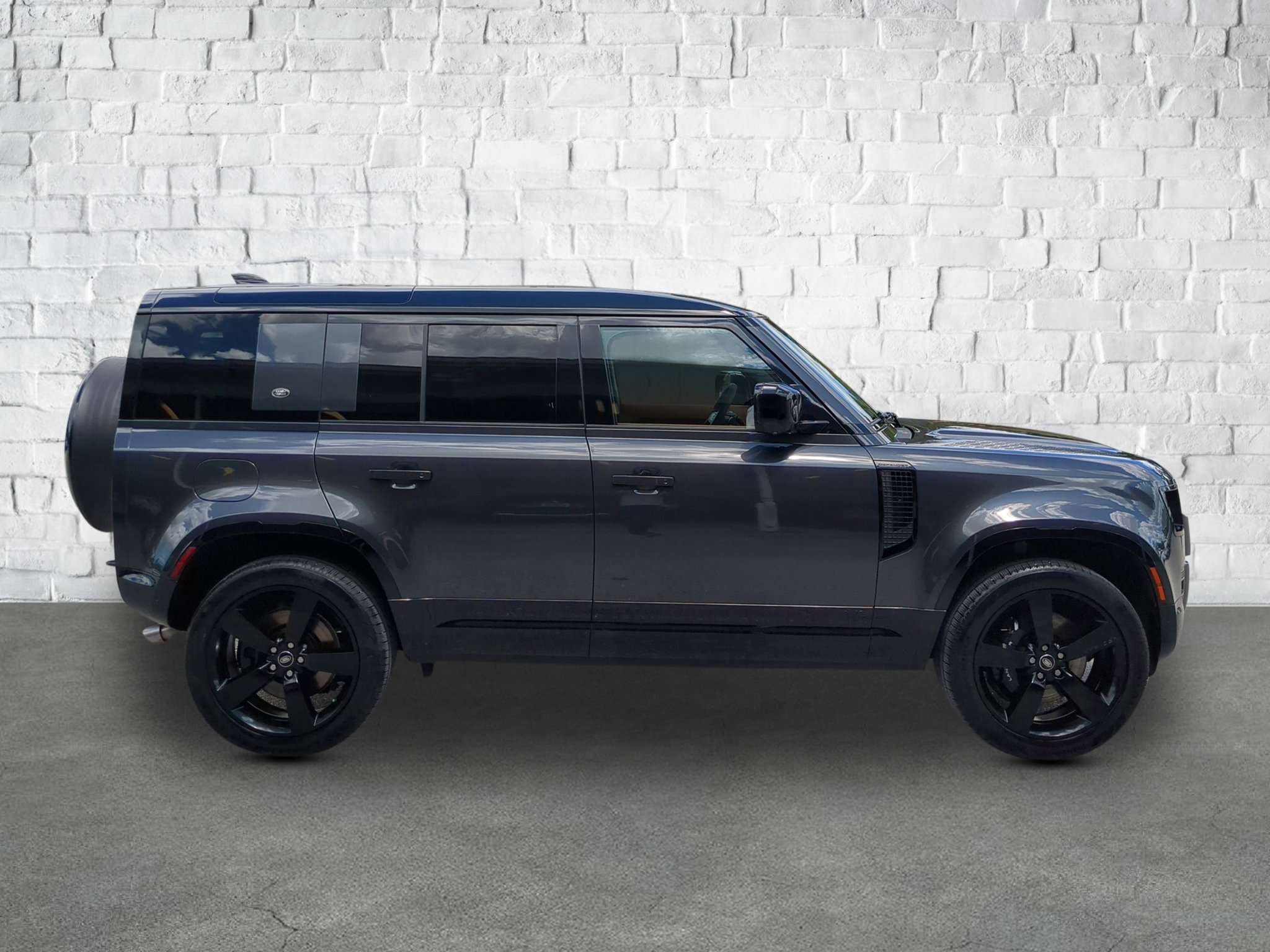 2023 Land Rover Defender V8 photo 5