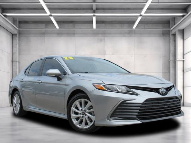 2024 Toyota Camry LE's photo