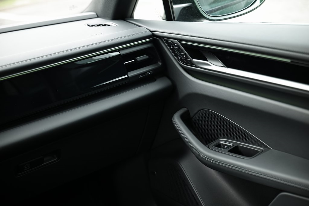 2025 Porsche Macan Electric photo 19
