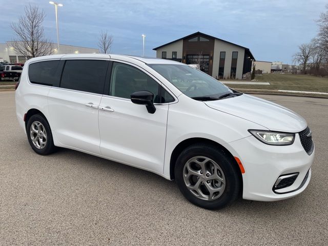 2024 Chrysler Pacifica Limited's photo