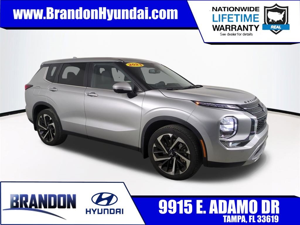 2023 Mitsubishi Outlander SE's photo