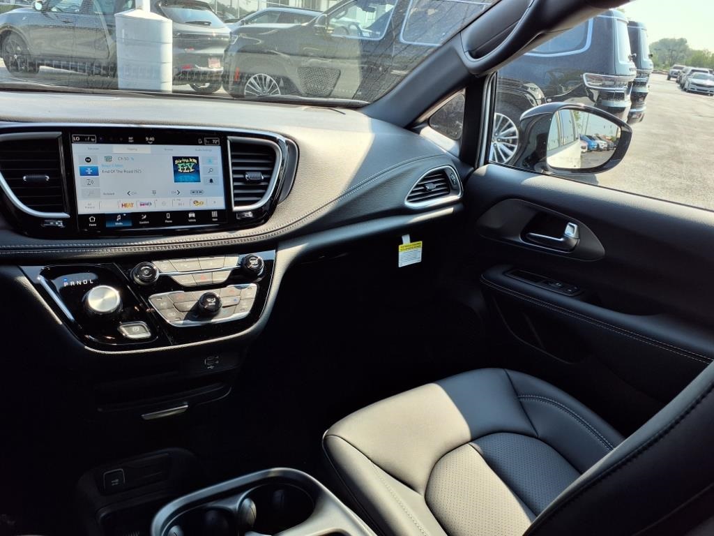 2026 Chrysler Pacifica photo 18