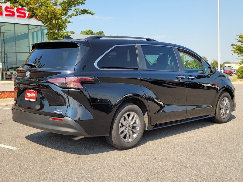 2024 Toyota Sienna XLE photo 2
