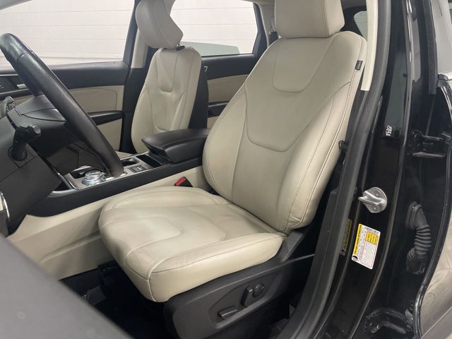 2022 Ford Edge Titanium photo 4