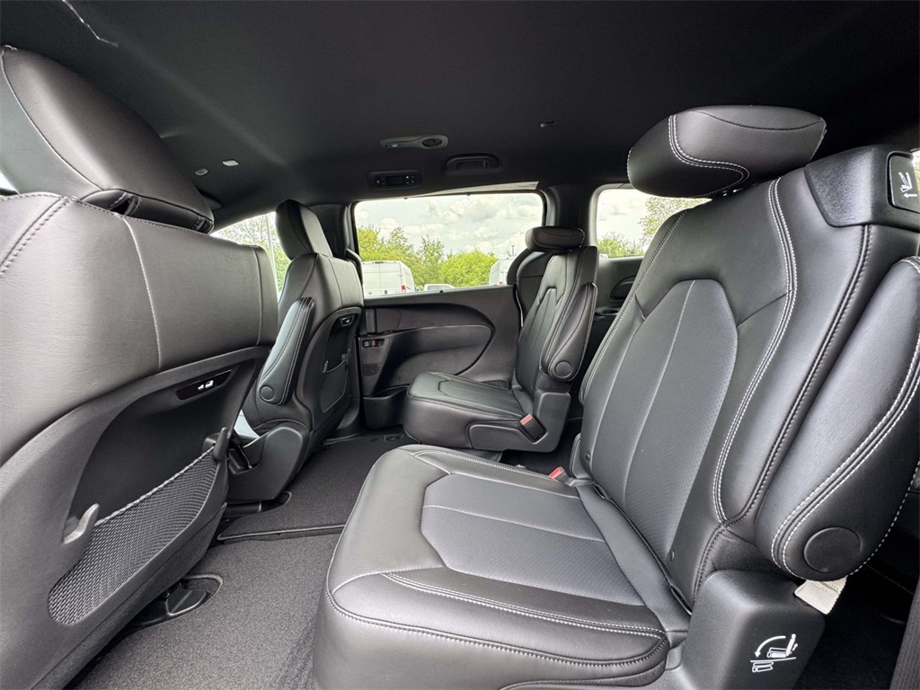 2026 Chrysler Pacifica photo 14