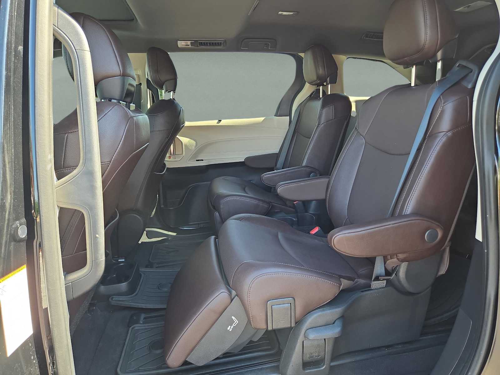 2024 Toyota Sienna Platinum photo 12