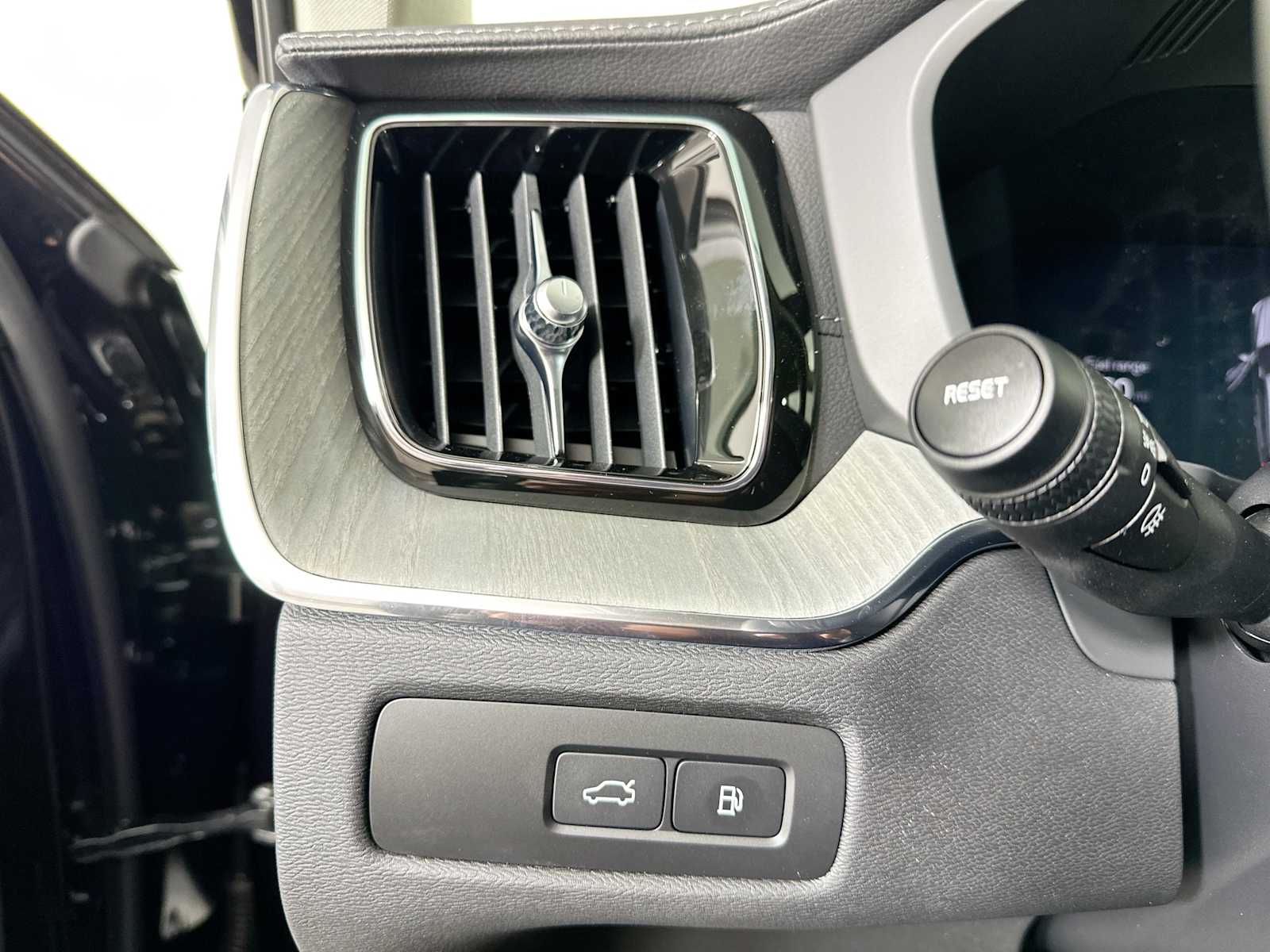 2025 Volvo XC60 photo 8