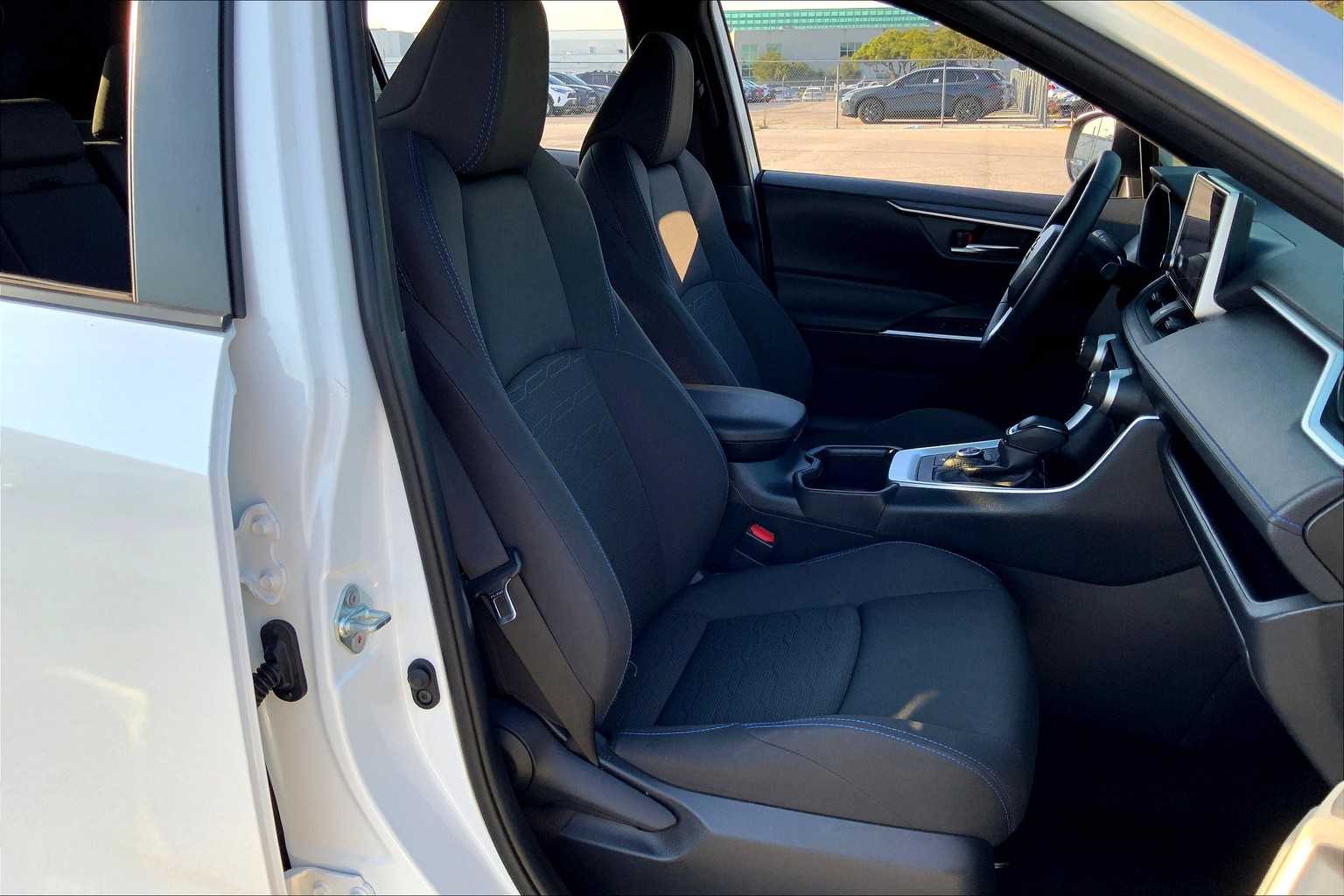 2024 Toyota RAV4 Hybrid SE photo 8