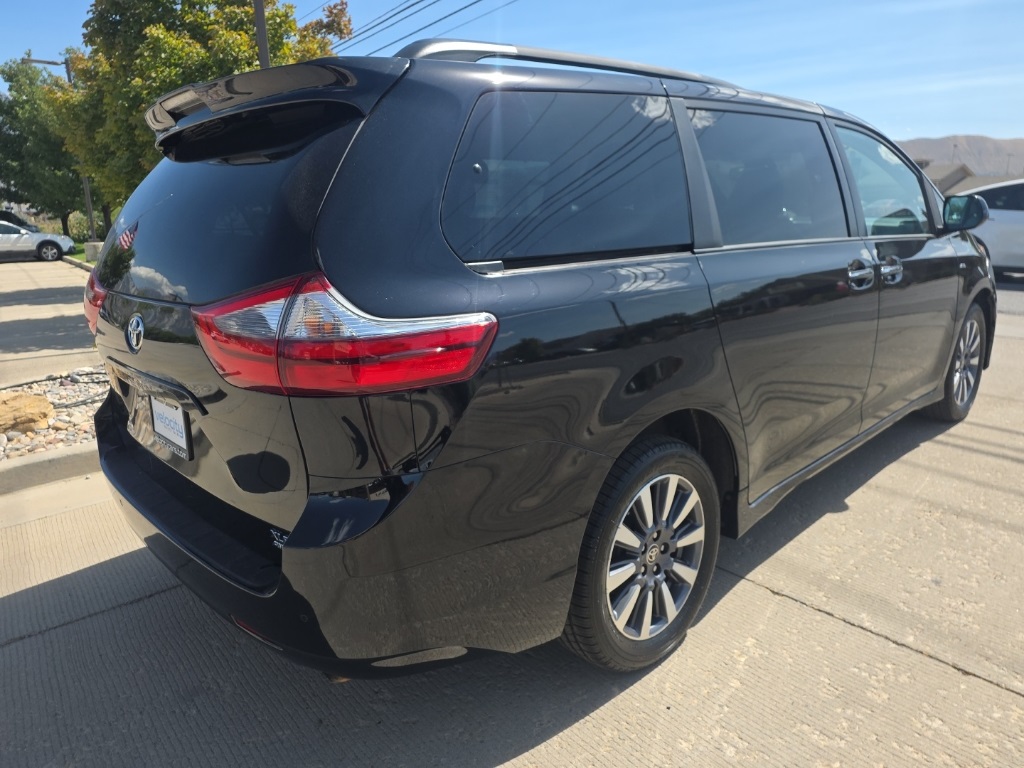 2020 Toyota Sienna XLE photo 3