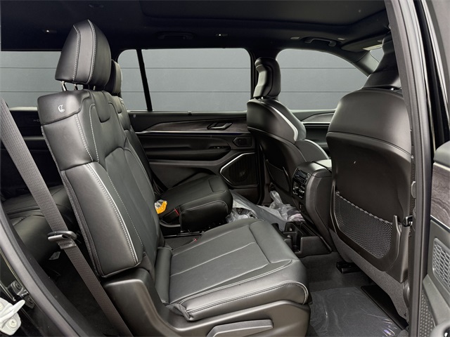 2025 Jeep Grand Cherokee Overland photo 19