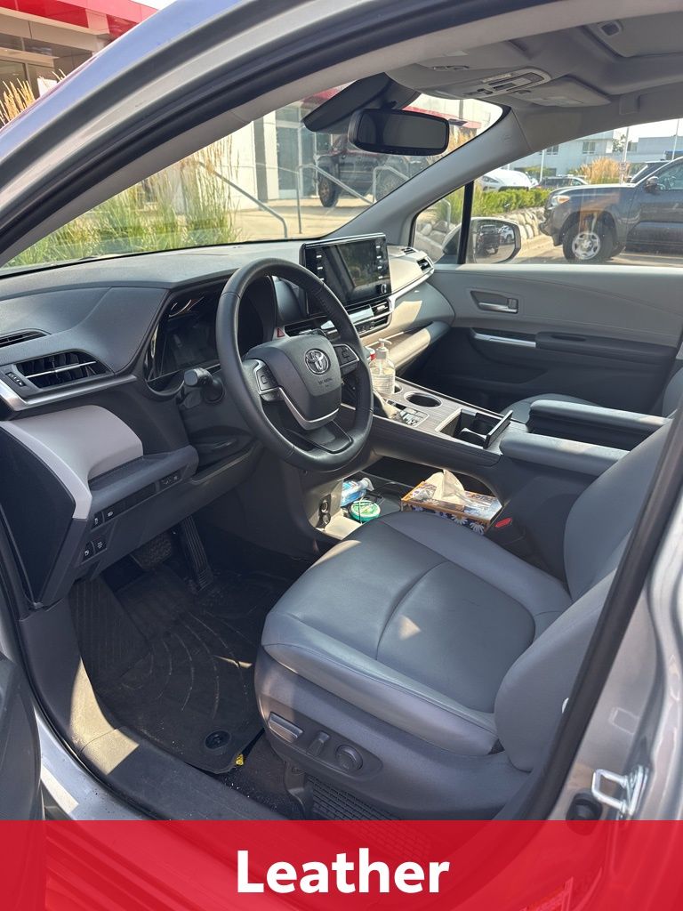 2021 Toyota Sienna XLE photo 3