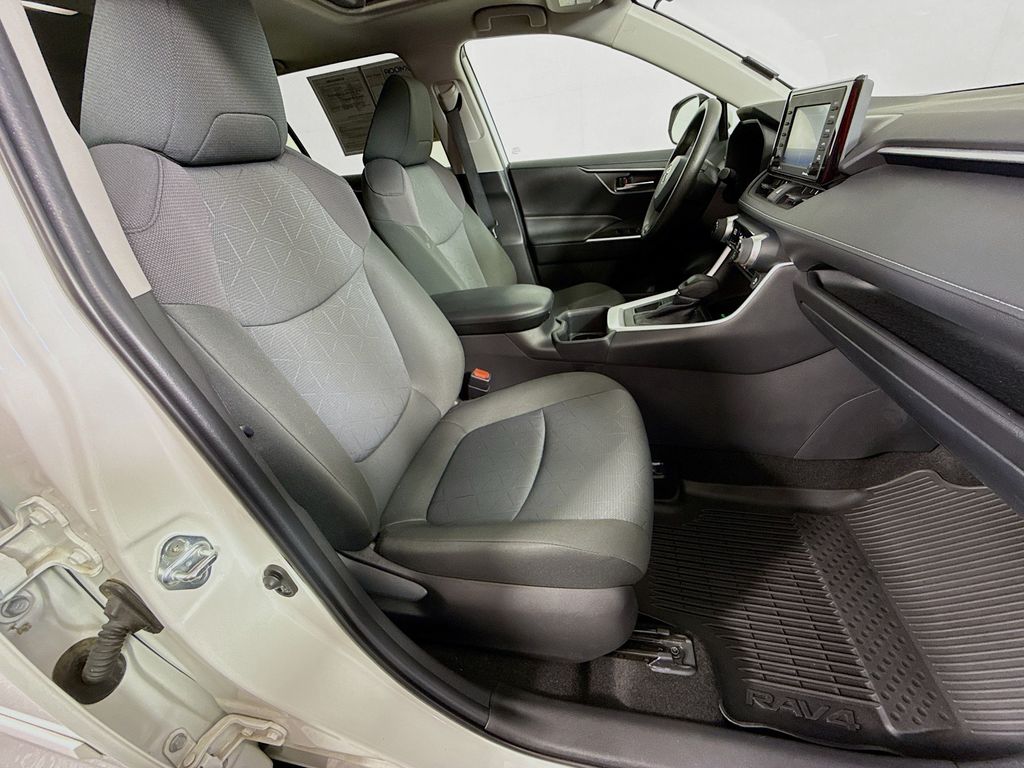 2022 Toyota RAV4 XLE photo 27