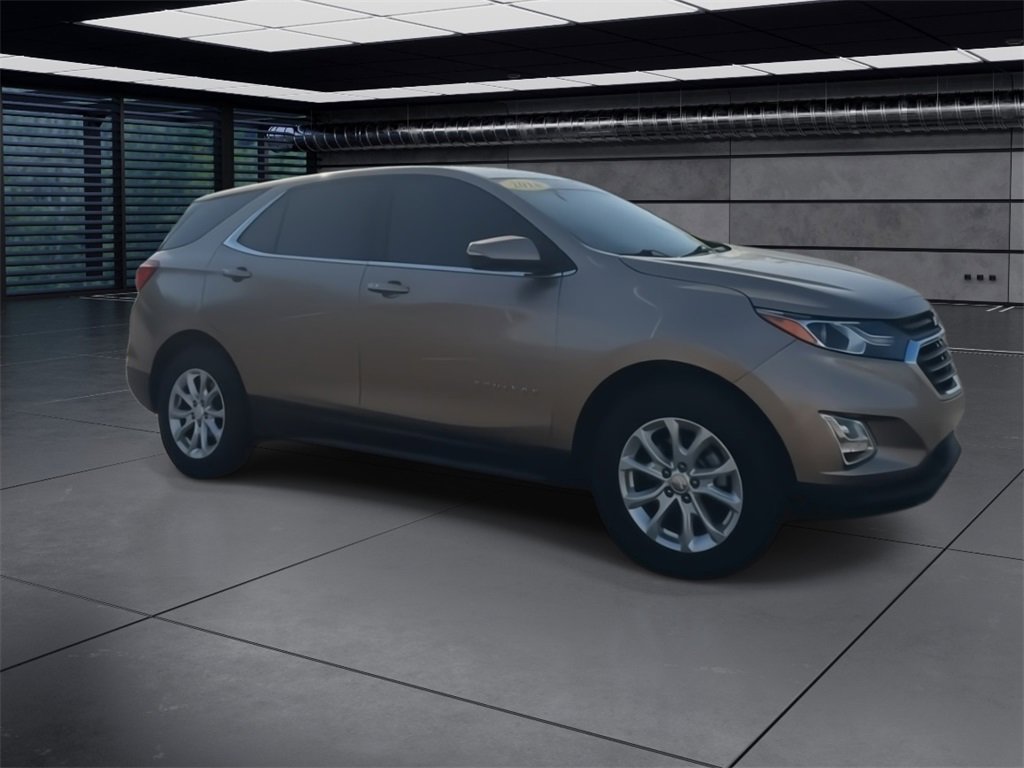 2018 Chevrolet Equinox LT photo 2