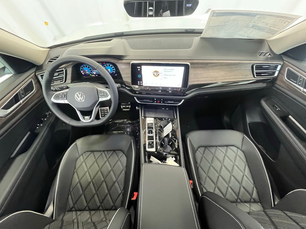 2025 Volkswagen Atlas SEL Premium R-Line photo 11