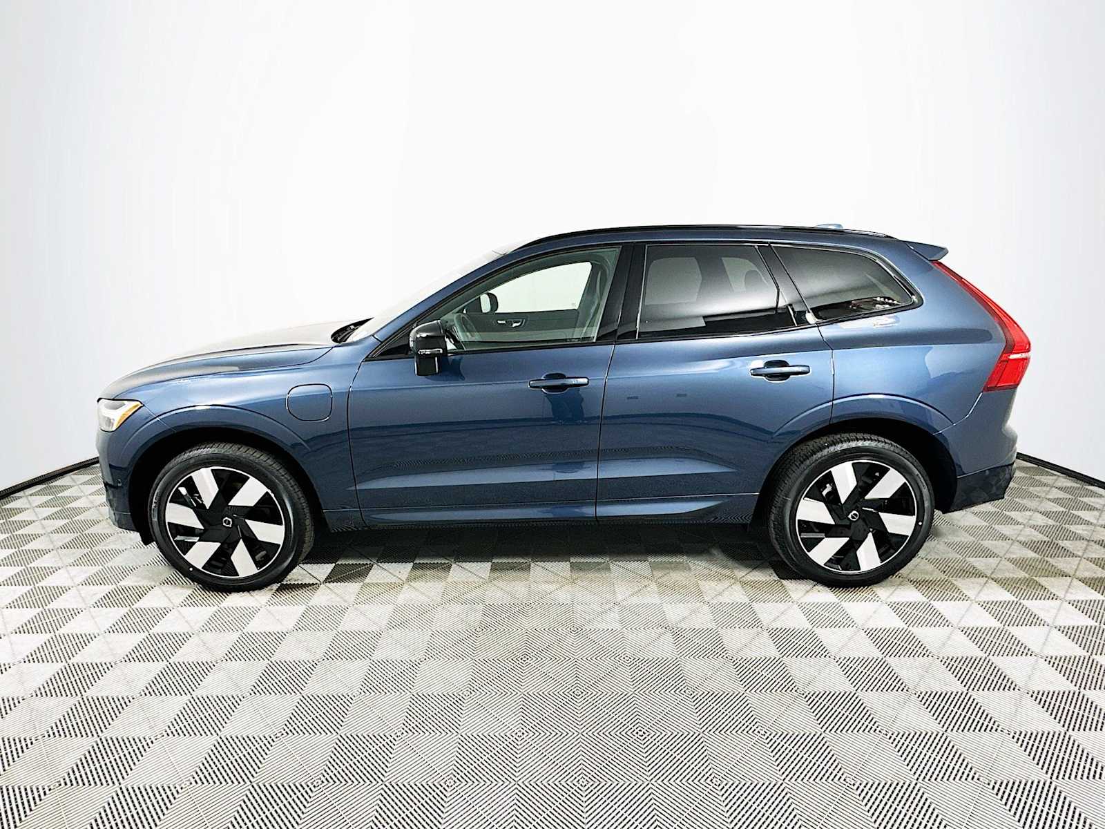 2025 Volvo XC60 T8 Plus photo 4