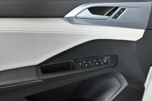 2025 Volkswagen Taos SE photo 3