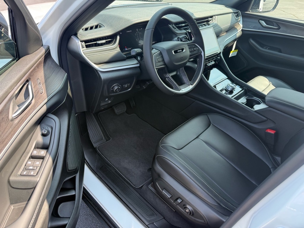 2025 Jeep Grand Cherokee Limited photo 4