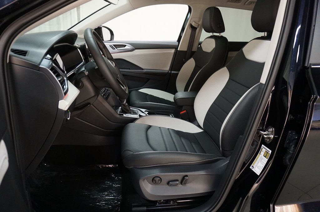 2025 Volkswagen Taos SEL photo 8