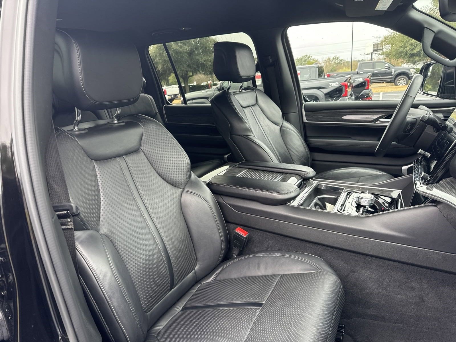 2022 Jeep Wagoneer Series III photo 32