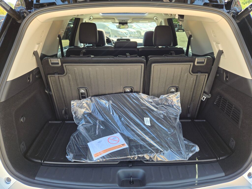 2025 Nissan Pathfinder Platinum photo 13