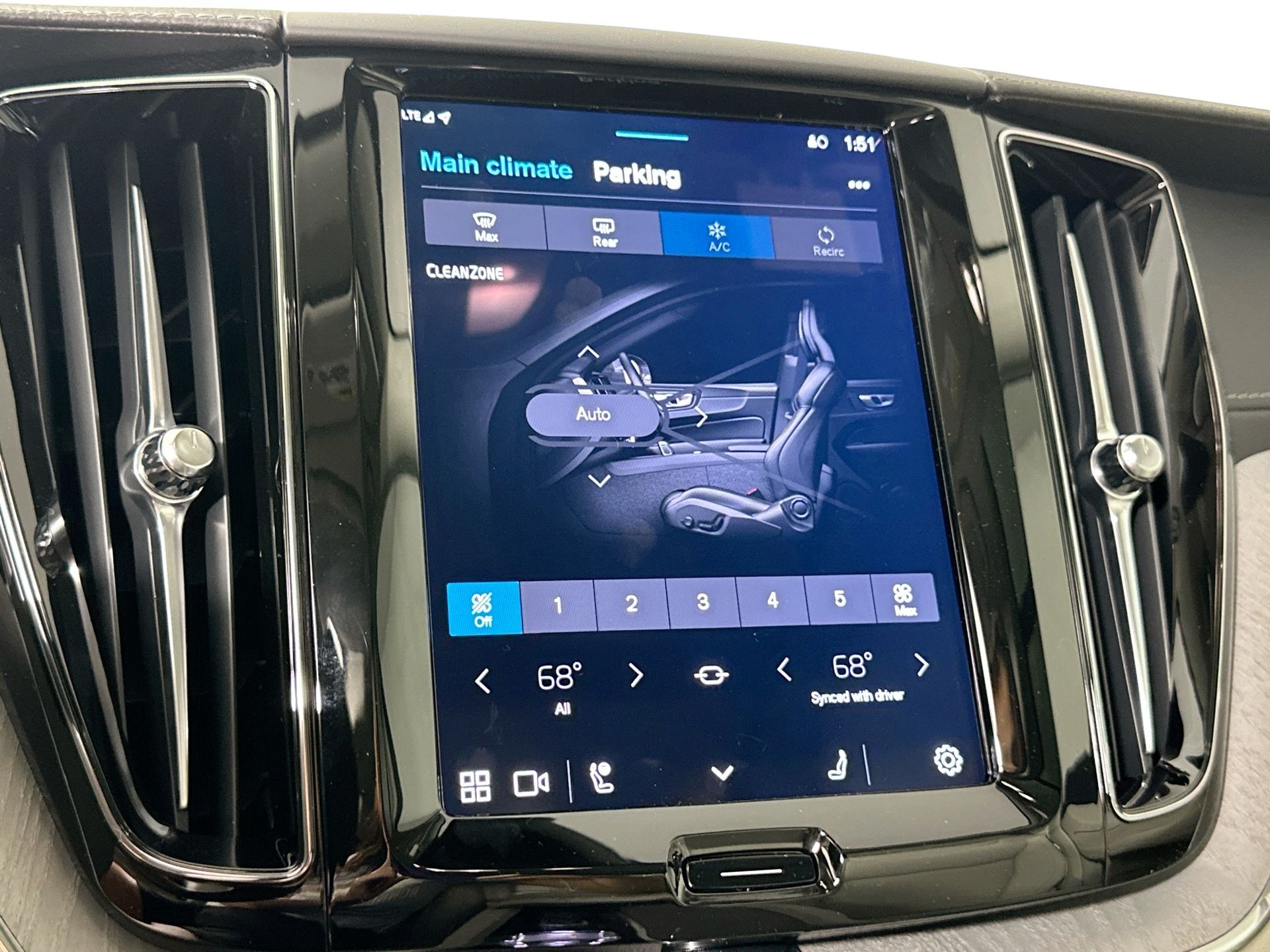 2025 Volvo XC60 T8 photo 20