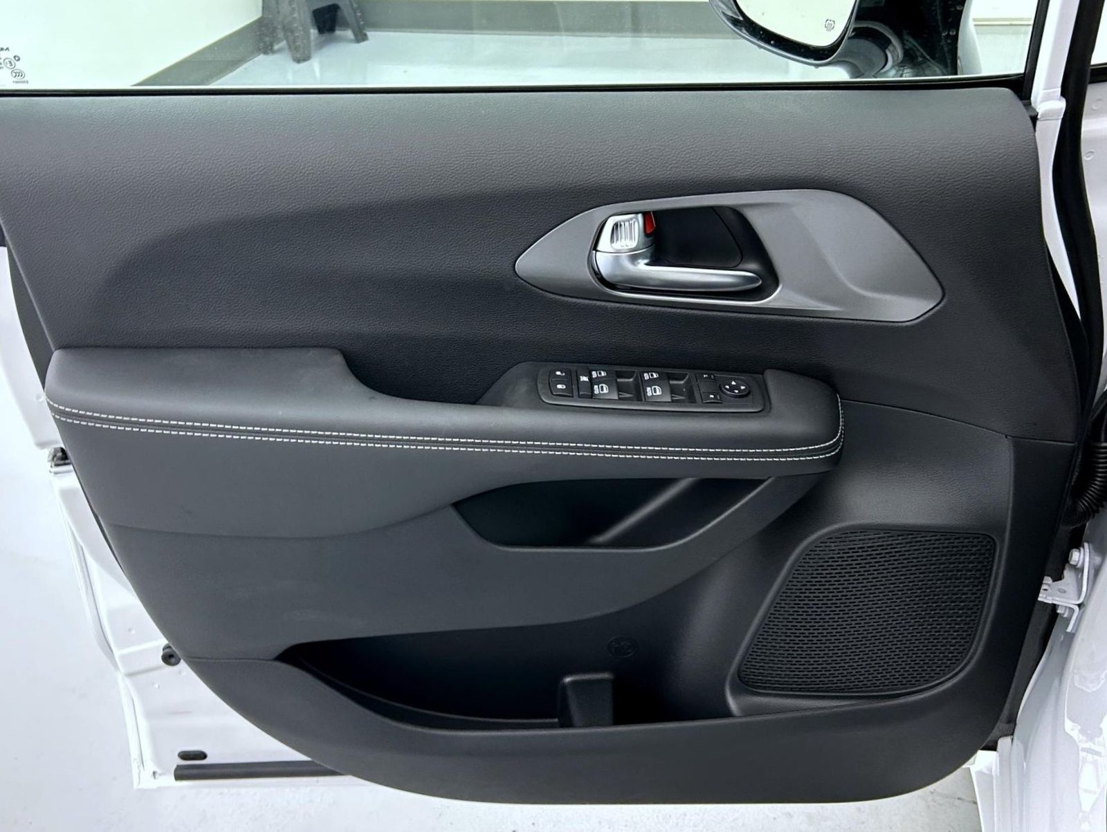 2026 Chrysler Voyager LX photo 9