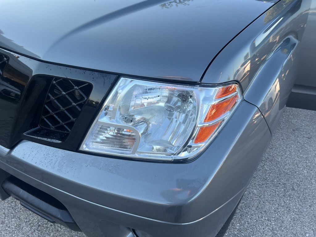 2021 Nissan Frontier Crew Cab photo 21