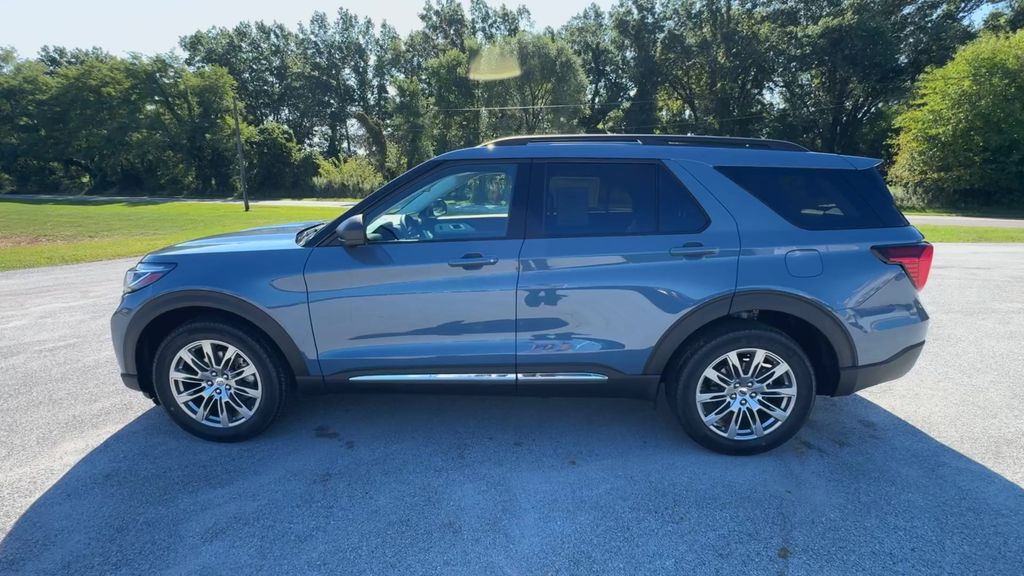 2025 Ford Explorer photo 5