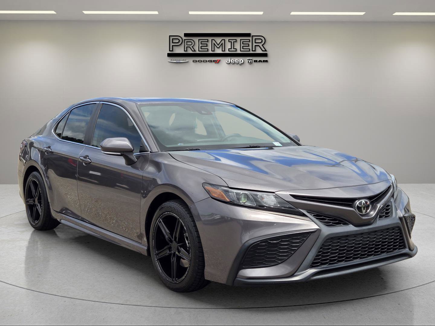 2022 Toyota Camry SE photo 3