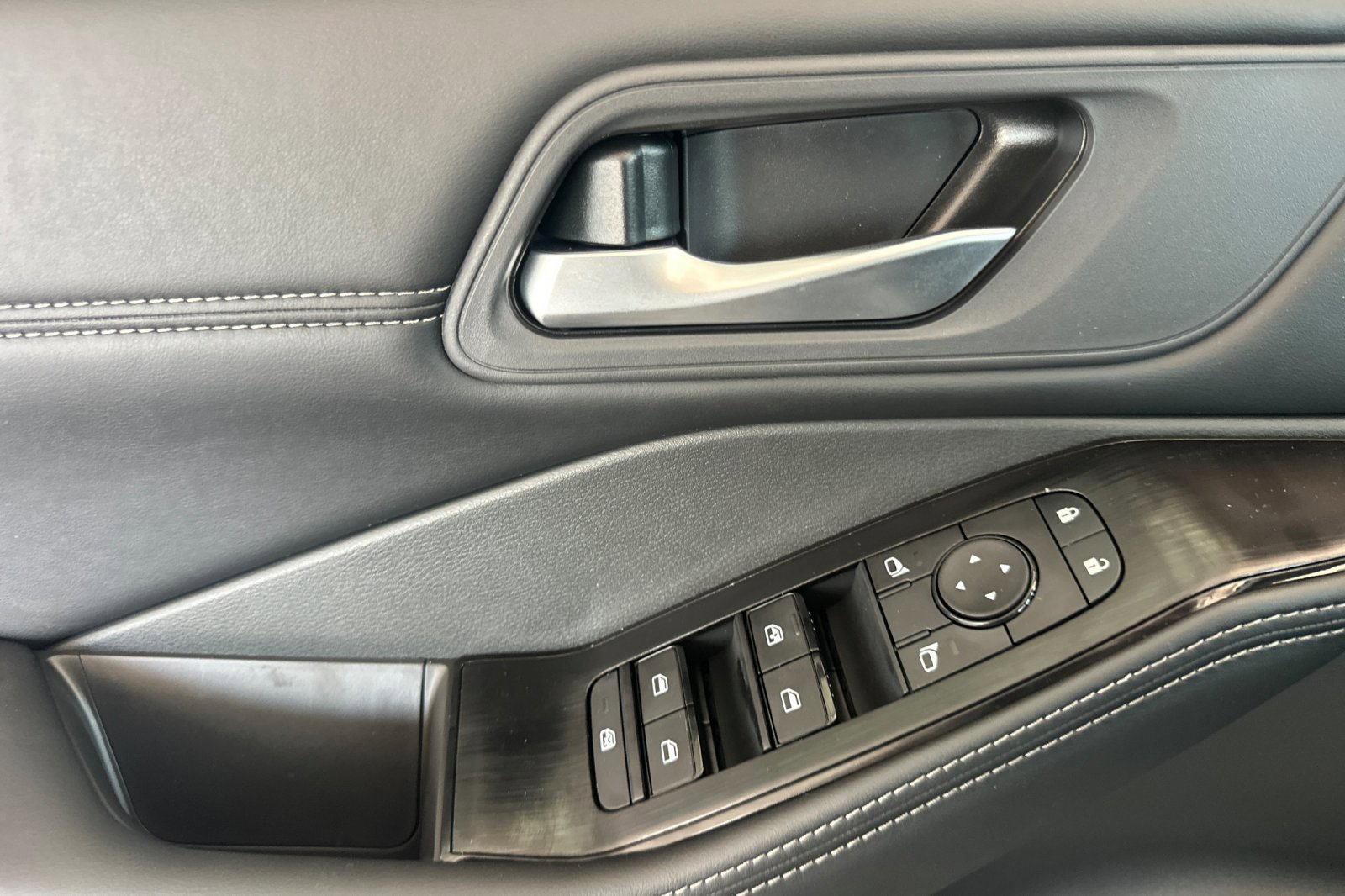 2026 Nissan Rogue SV photo 6