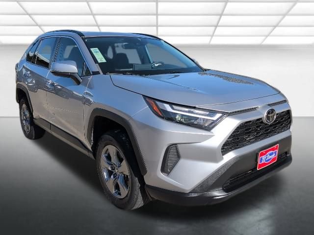 2022 Toyota RAV4 XLE's photo