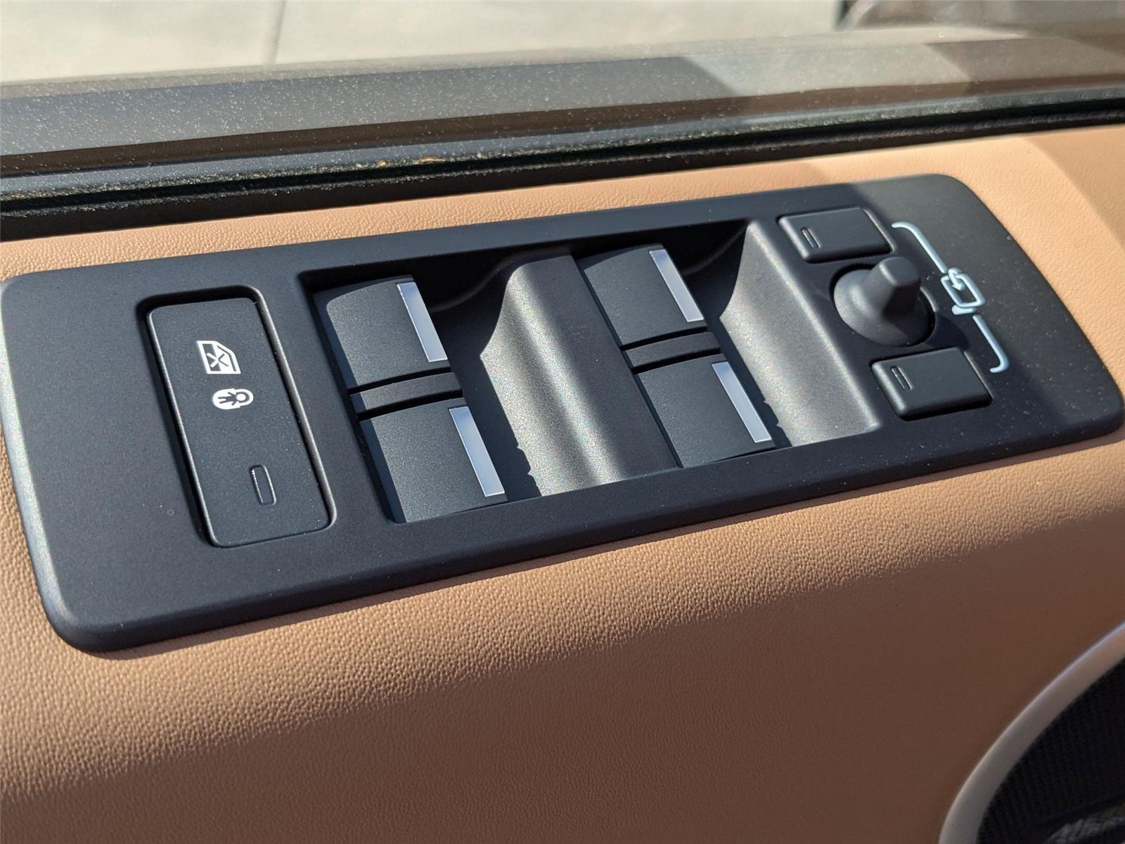 2025 Land Rover Discovery Metropolitan Edition photo 11