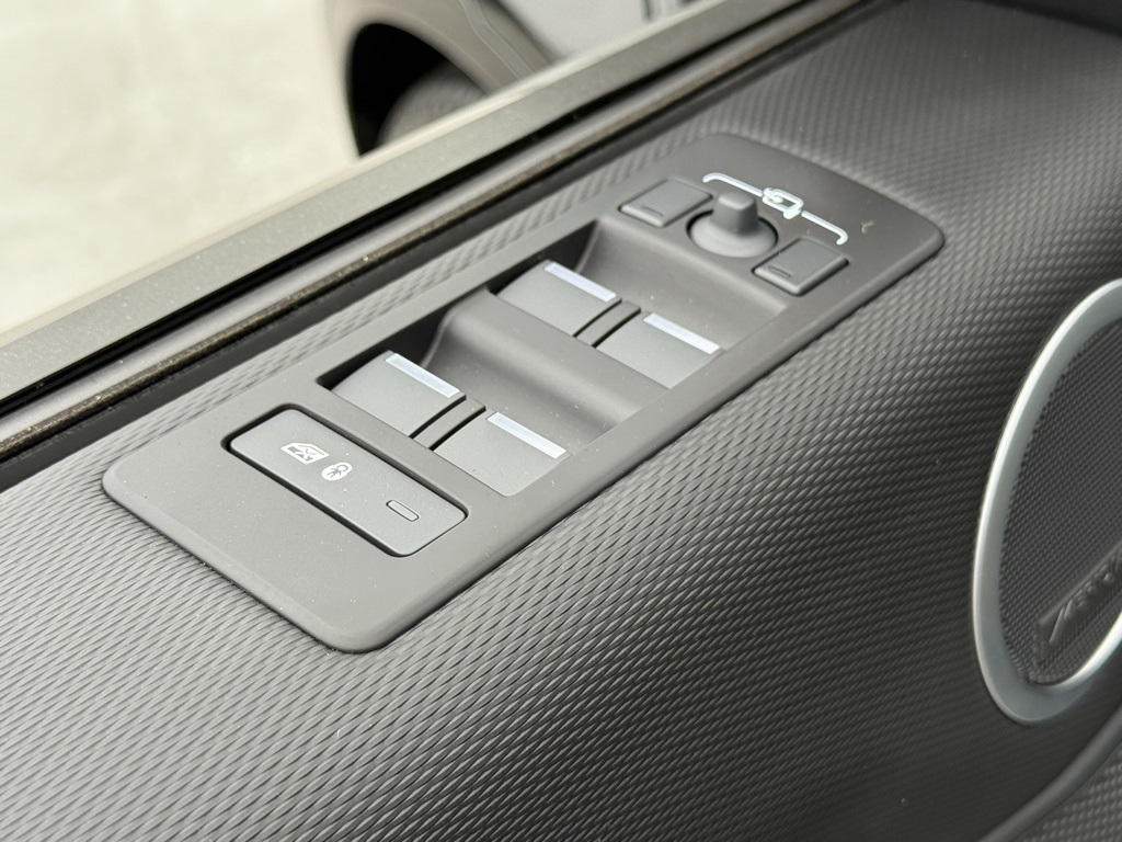 2025 Land Rover Discovery SE photo 10
