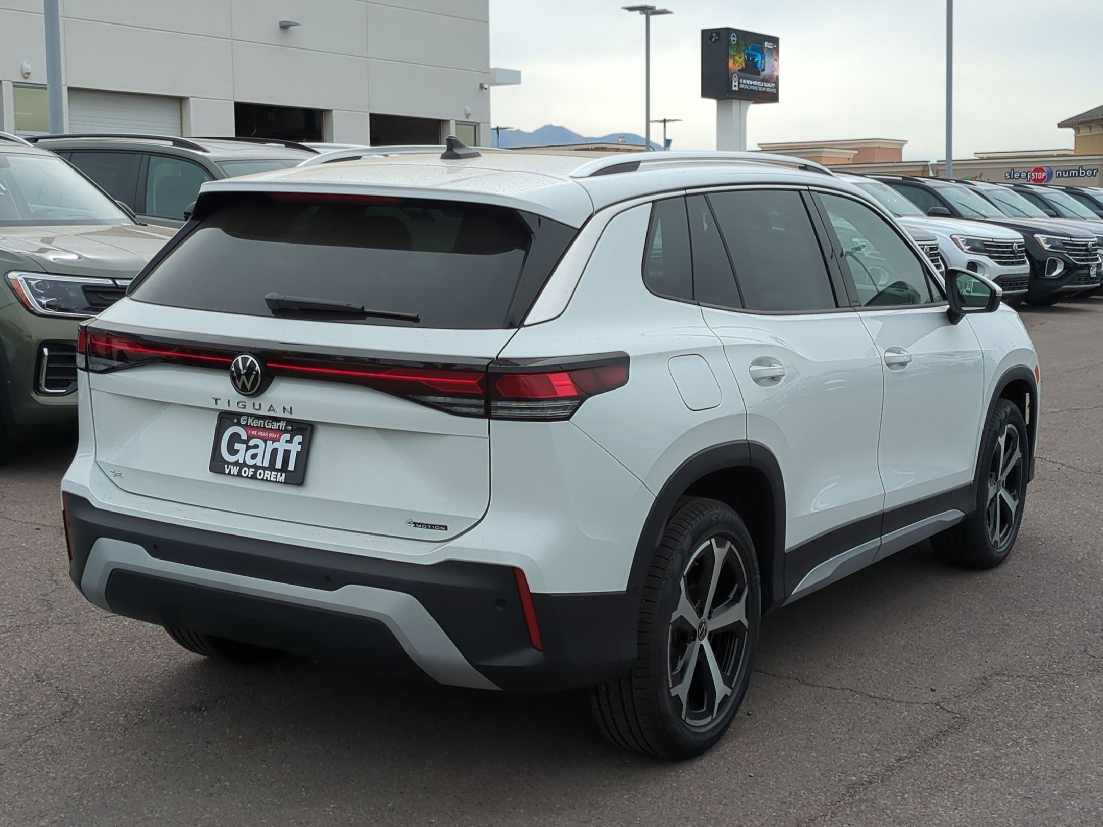 2025 Volkswagen Tiguan SE photo 3