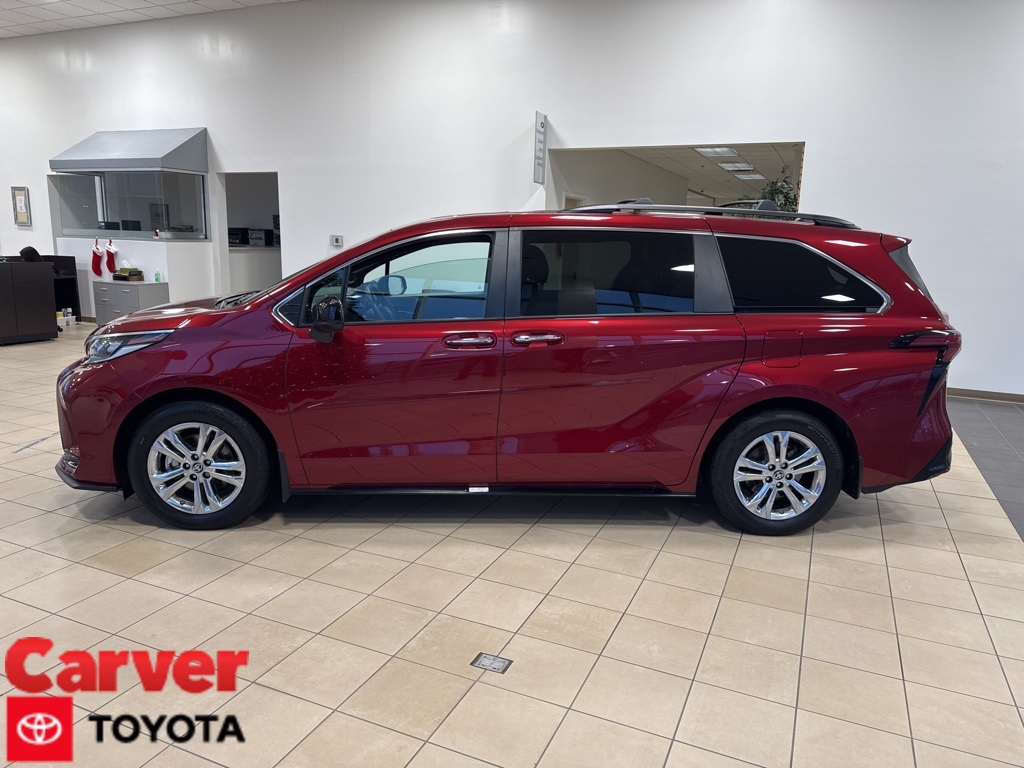 2022 Toyota Sienna XSE's photo