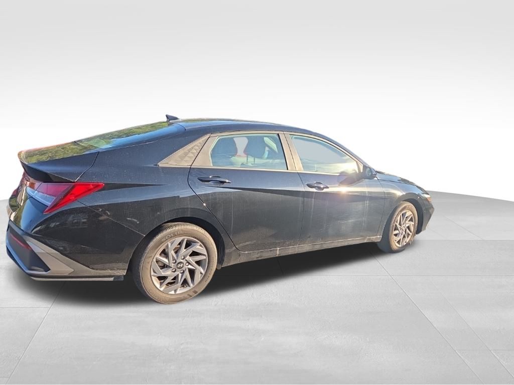 2024 Hyundai Elantra SEL photo 3
