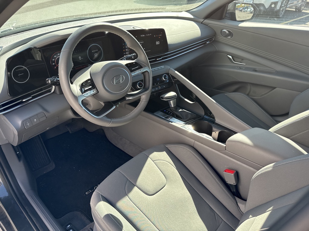 2024 Hyundai Elantra SEL Convenience photo 3