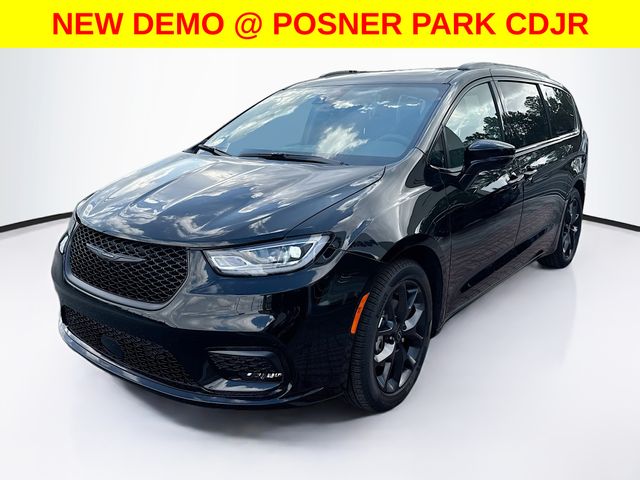 2026 Chrysler Pacifica Limited's photo