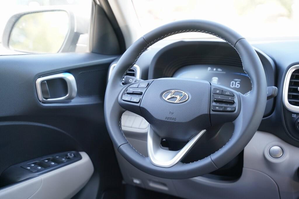 2025 Hyundai Venue SEL photo 10