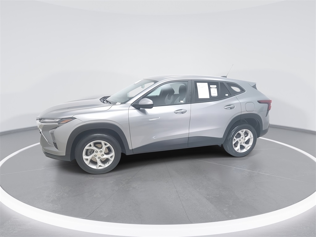 2024 Chevrolet Trax LS photo 3