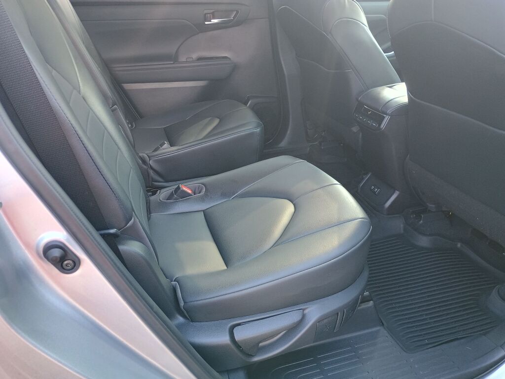 2021 Toyota Highlander XLE photo 19