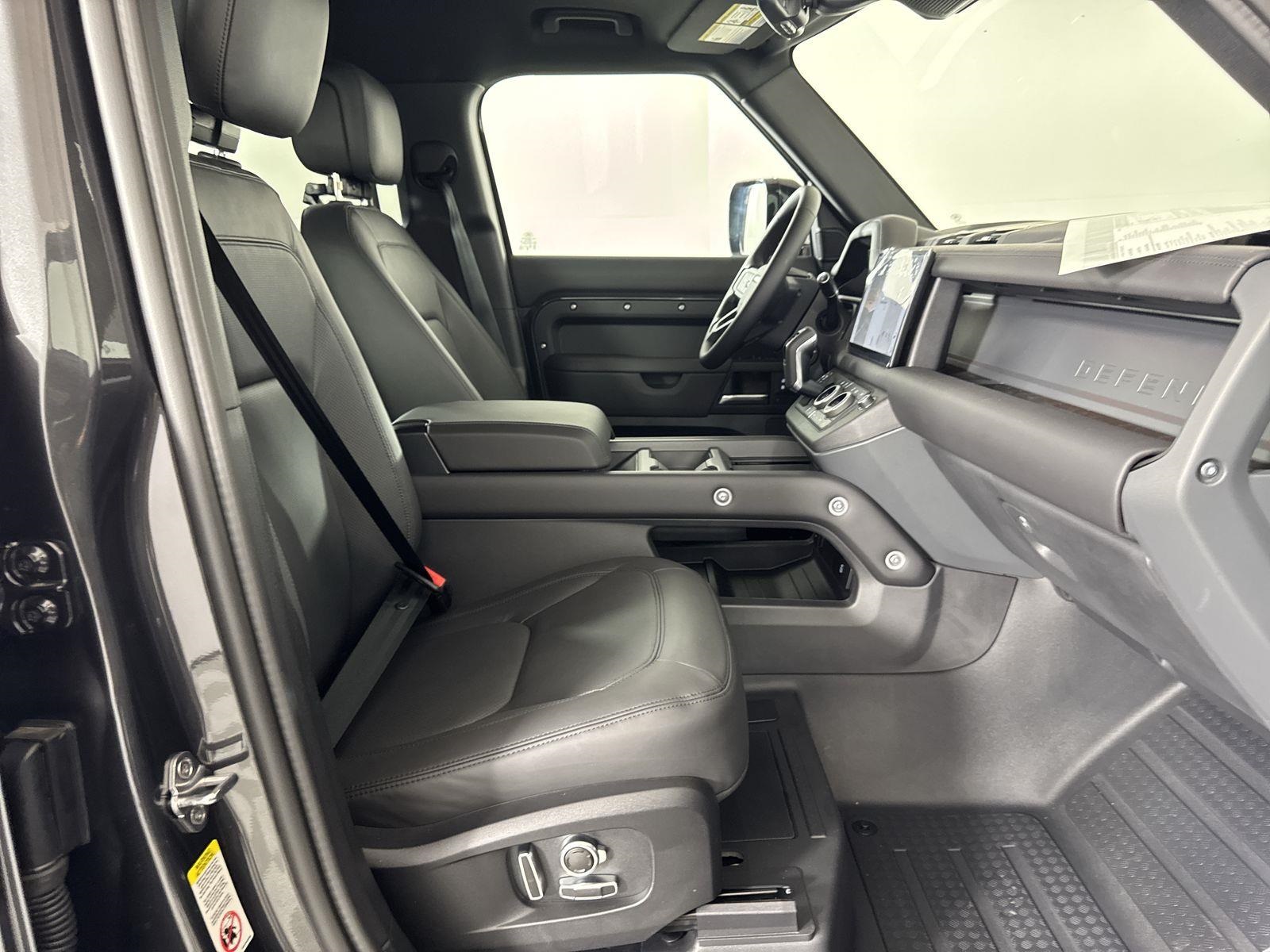 2025 Land Rover Defender 130 X-Dynamic SE photo 29