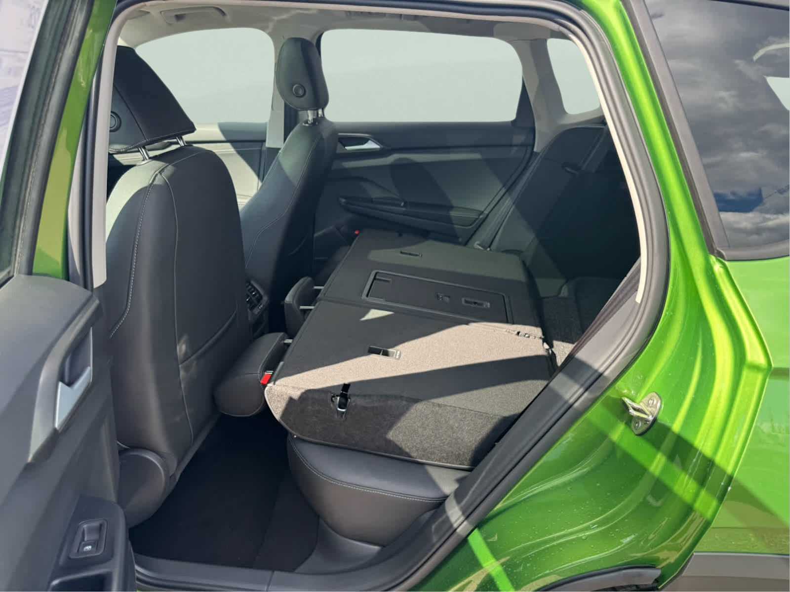 2025 Volkswagen Taos SE photo 32